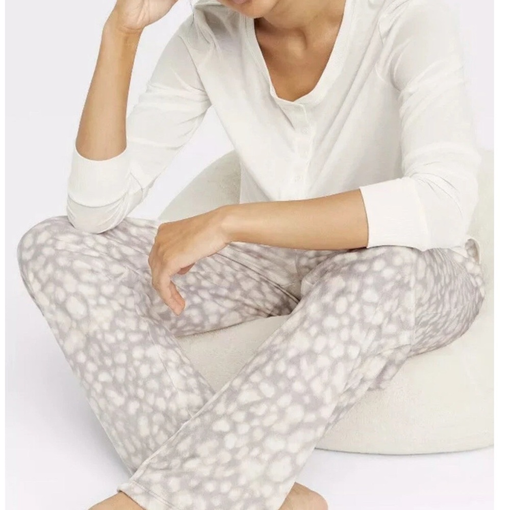 Stars Above Women’s Pajama Set Cream Henley Long Sleeve Grey Spotted Pants NWT M